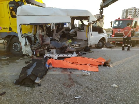 Tır, tarım işçilerini taşıyan minibüse çarptı: 3 ölü, 18 yaralı ( Video Haber )