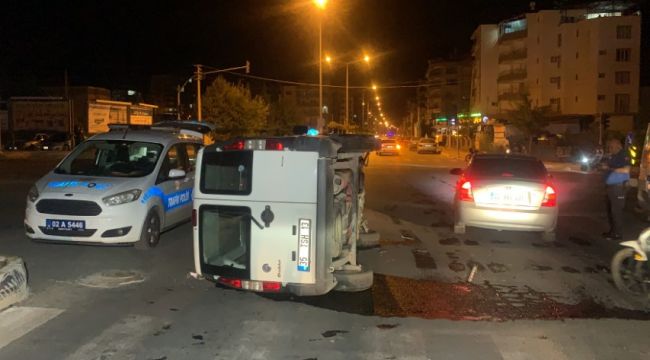 Adıyaman'da minibüs ile hafif ticari araç çarpıştı: 2 yaralı