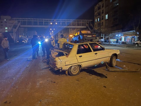 Siverek'te 3 araç birbirine girdi: 4 yaralı ( Video Haber )