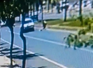 Şanlıurfa'da otomobilin kadına çarpma anı kamerada ( Video Haber )